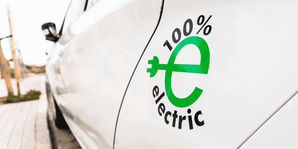 Scritta "100% electric" su un'auto elettrica