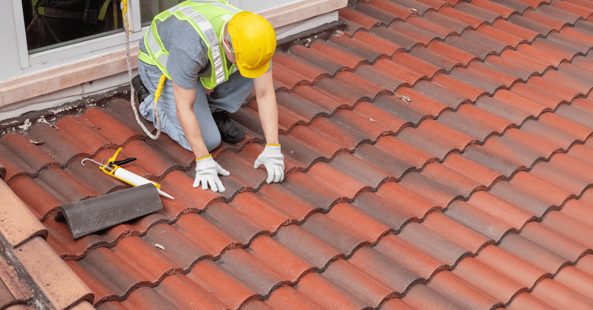 Operaio in sicurezza su tetto con linea vita e dispositivi di protezione individuale