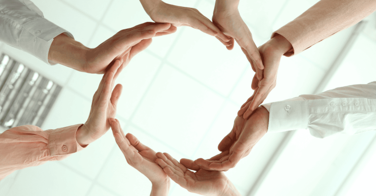 Persone che collaborano per progetti sociali, simbolo del ruolo del Terzo Settore nelle comunità italiane