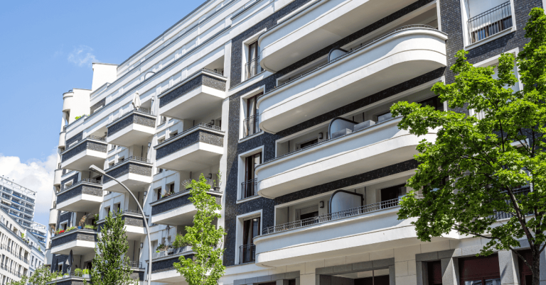 Cappotto termico su edificio condominiale e deroga alle distanze legali