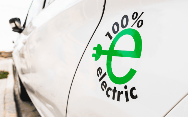 Scritta "100% electric" su un'auto elettrica