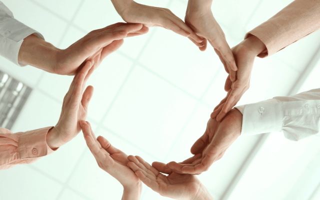 Persone che collaborano per progetti sociali, simbolo del ruolo del Terzo Settore nelle comunità italiane